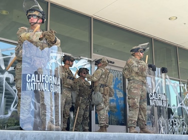El despliegue de la Guardia Nacional por orden de Trump, algo inédito en Estados Unidos en décadas