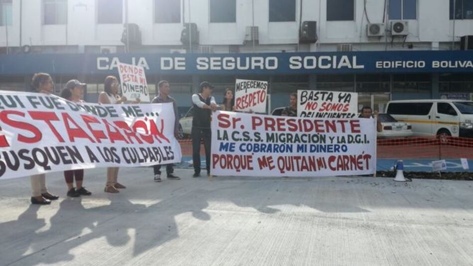Extranjeros protestan en la Caja de Seguro Social
