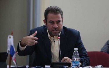 Diputados acusan a ministro Mario Etchelecu de hacer política