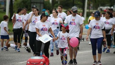 Miles de personas participan en la XIX caminata familiar Susie Thayer