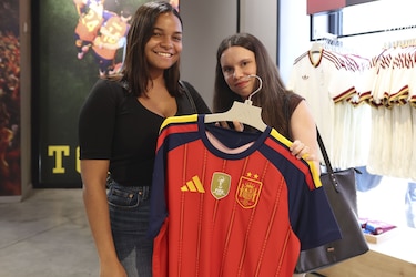 Largas colas para conseguir la nueva camiseta de España con la segunda estrella