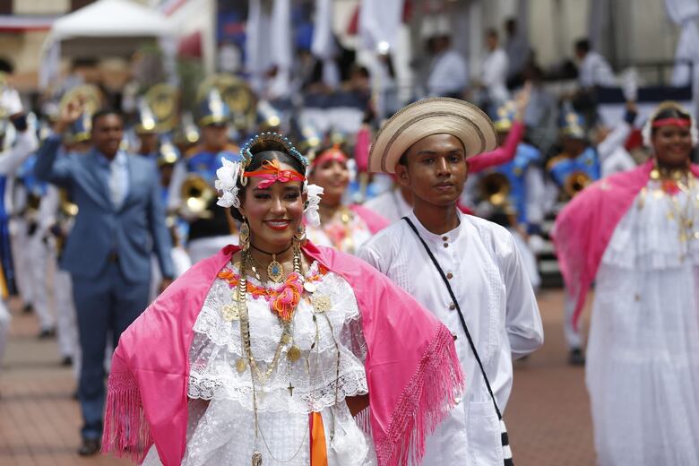 Así transcurren los coloridos desfiles por el día de los Símbolos Patrios