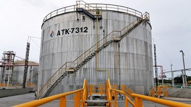Precios del petróleo bajan tras críticas de Trump