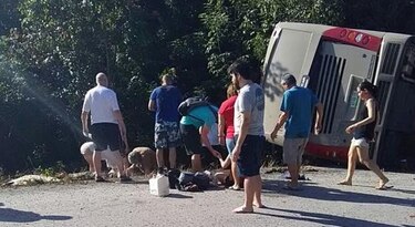 Al menos 12 muertos al volcar autobús turístico en México