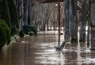 Inundaciones, desalojos y 168 carreteras cortadas en España a causa del fuerte temporal
