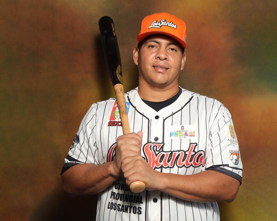 Adolfo Reina guía a Los Santos en el primer triunfo