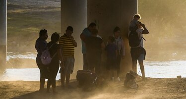 Migrantes: la desesperación supera el miedo al río Grande