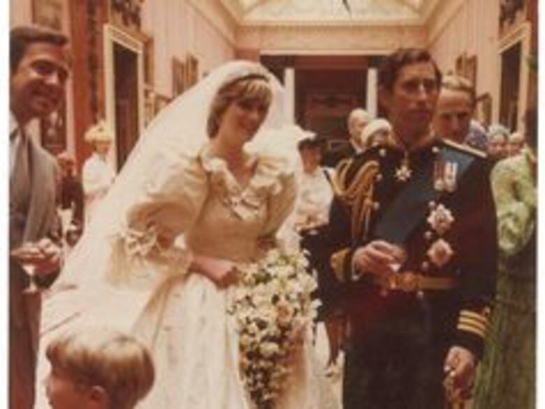 Fotografías inéditas de la boda de Diana de Gales con Carlos conmueven al público británico