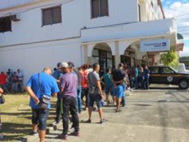 Migrantes cubanos compran boletos en David para viajar a México