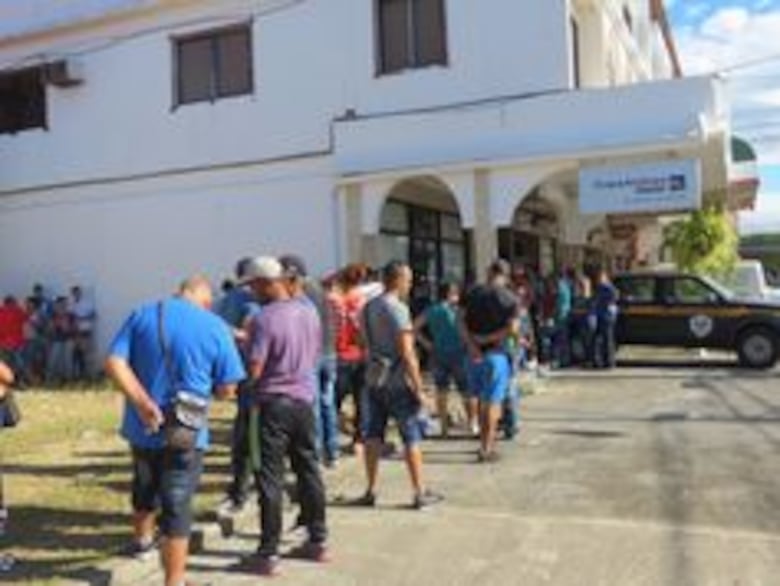 Migrantes cubanos compran boletos en David para viajar a México