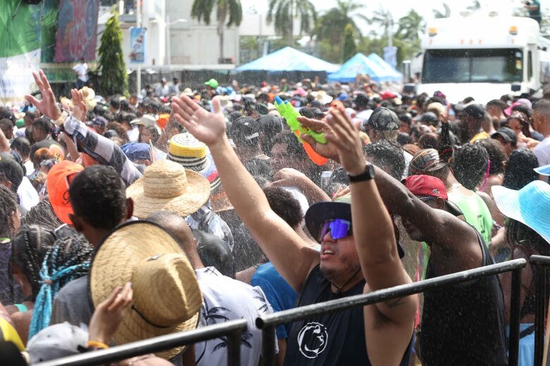Gran afluencia de personas en la cinta costera durante el segundo día de Carnaval 2024