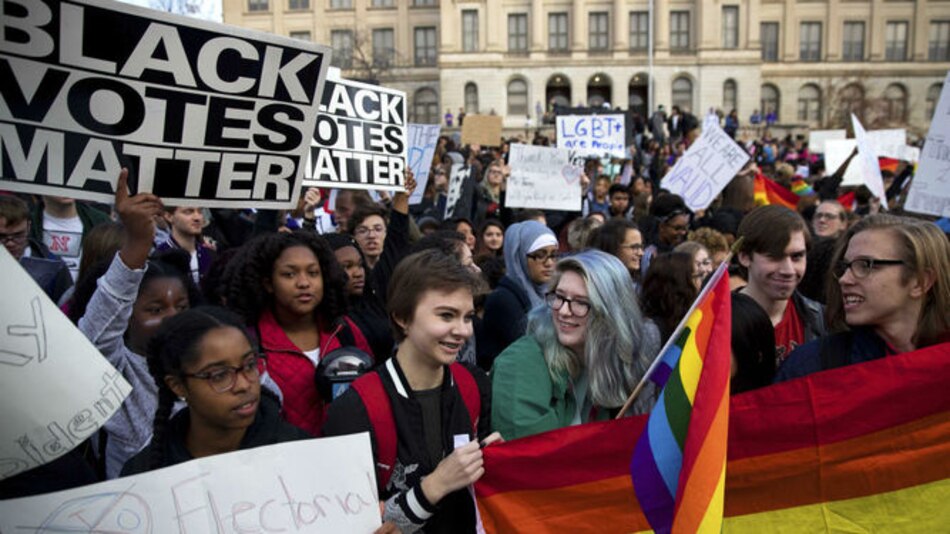 Trump promete decisiones 'muy importantes' bajo un clima de protestas