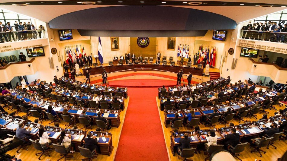 Nuevo Legislativo en El Salvador, afín a Bukele, se alista a destituir a magistrados