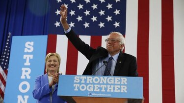 Hillary Clinton arremete contra Bernie Sanders en su nuevo libro