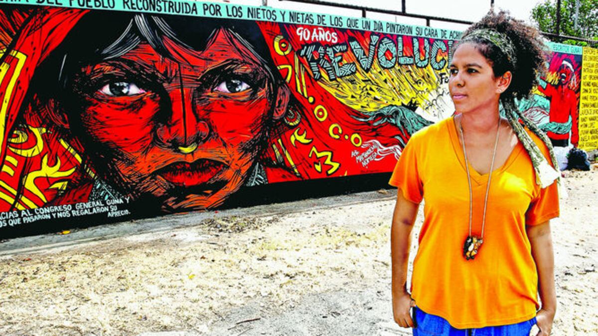 La obra más reciente de esta artista de 29 años es el mural de la Revolución Dule, en el Mercado de Abastos.