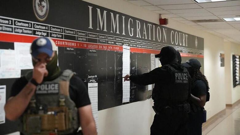 Los miles de adoptados por padres estadounidenses que ahora temen ser deportados a pesar de llevar décadas en Estados Unidos