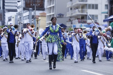 Más de 50 delegaciones y espíritu festivo en el desfile navideño