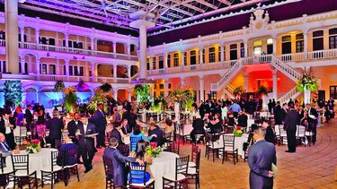 Gala y banquete en las ruinas
