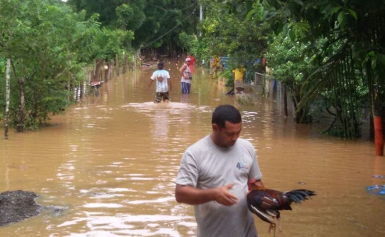 Desbordamiento del río La Villa afecta a 15 viviendas
