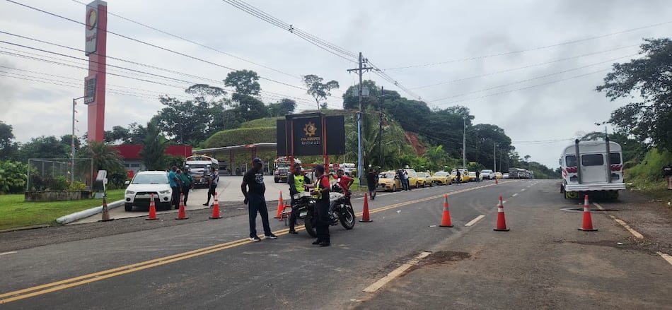 Larga caminata para tomar el autobús, tras el cierre de la vía Transístmica en el Guarumal
