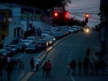 Venezuela comienza a aplicar plan de racionamiento eléctrico