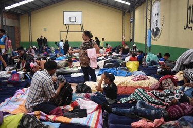 Migrantes siguen su marcha a pesar de amenazas de Trump
