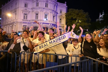 Los madridistas empiezan a celebrar la ‘decimoquinta’ en Cibeles