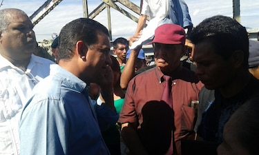 Trabajadores abren vía sobre el río Sixaola
