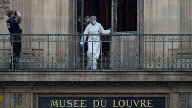 Un robo de joyas de ‘valor incalculable’ obliga a cerrar el museo del Louvre de París mientras la policía se lanza a la caza de los ladrones