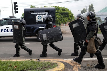 Policías reabren paso vehicular debajo del puente de Santiago de Veraguas 