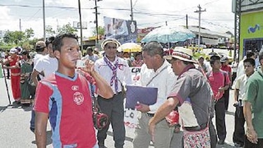 Indígenas cierran vía en el cruce de San Félix