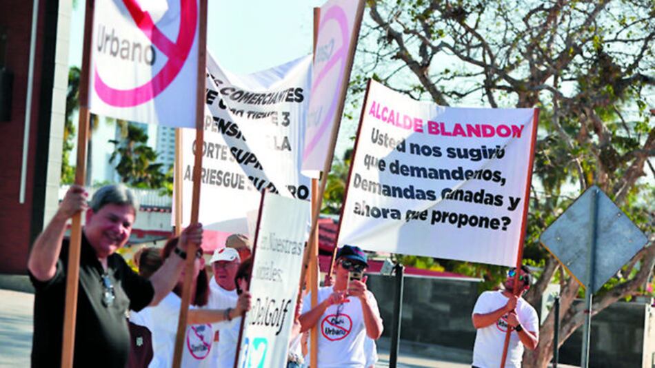 Residentes de Altos del Golf siguen protestando