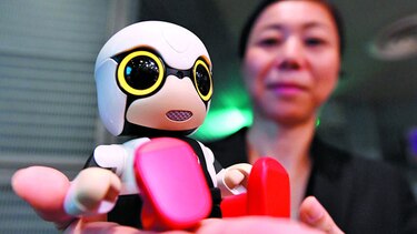 Presentan minirrobot parlante en Japón