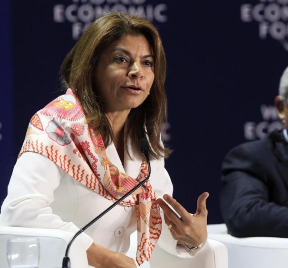 Presidenta Chinchilla emite su voto y pide a la población acudir a las urnas