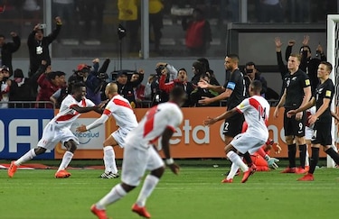 Perú vuelve a un Mundial después de 36 años al vencer 2-0 a Nueva Zelanda
