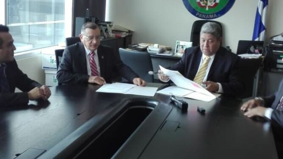 Asamblea Nacional entrega resolución a Álvaro Visuetti como magistrado reelecto