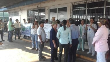 Jubilados protestan por atrasos de obras en policlínica de Aguadulce