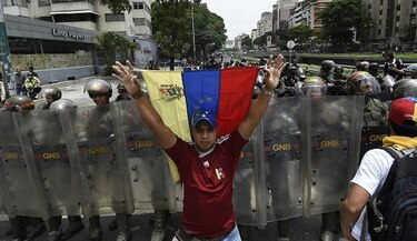 Policías impiden a opositores marchar para exigir referendo contra Nicolás Maduro