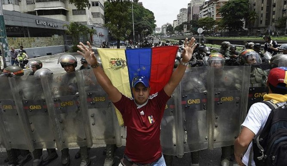 Policías impiden a opositores marchar para exigir referendo contra Nicolás Maduro