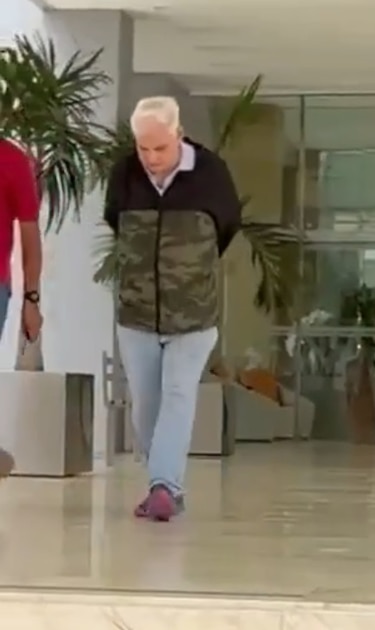 El médico Julio Sandoval reacciona luego de que circulara un video donde se observa a Martinelli salir de un edificio