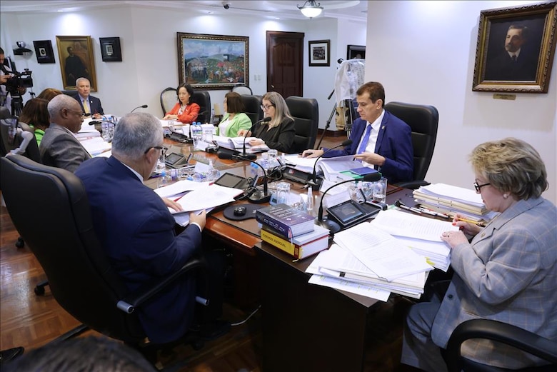Serenata para los magistrados de la Corte Suprema con cantadera y tamborito