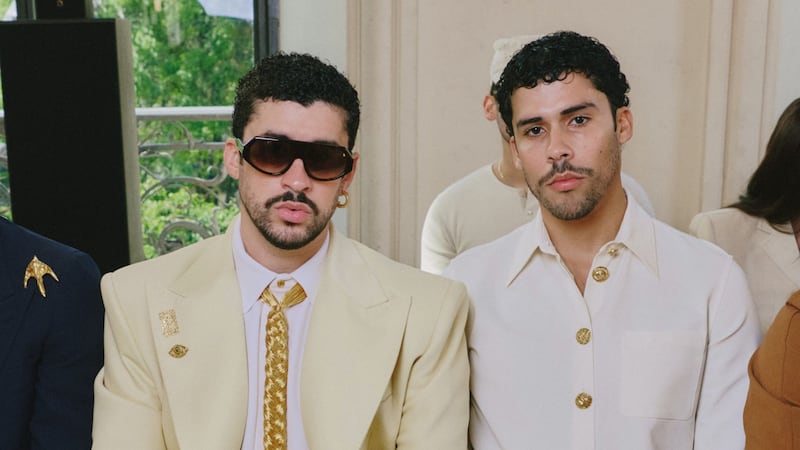 Bad Bunny y su hermano Bernie asisten al desfile de Alta Costura de Schiaparelli en París