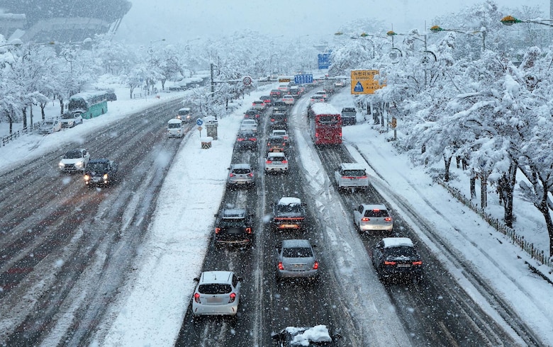 Las primeras nevadas de la temporada en Seúl, Corea del Sur, el sueño de los enamorados