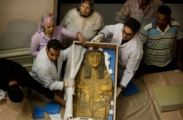 Devueltas a Egipto dos tapas de sarcófagos antiguos