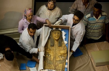 Devueltas a Egipto dos tapas de sarcófagos antiguos