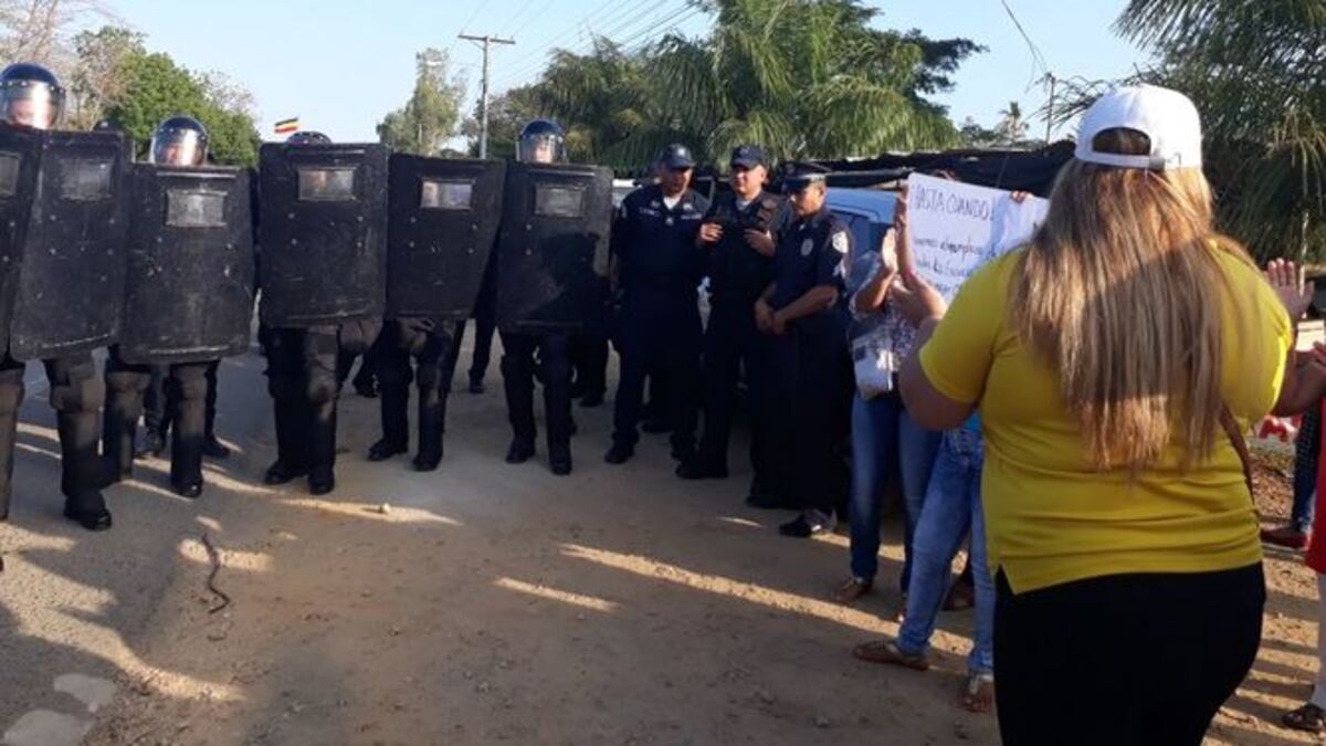 Antimotines desaloja a los padres de familia y docentes.