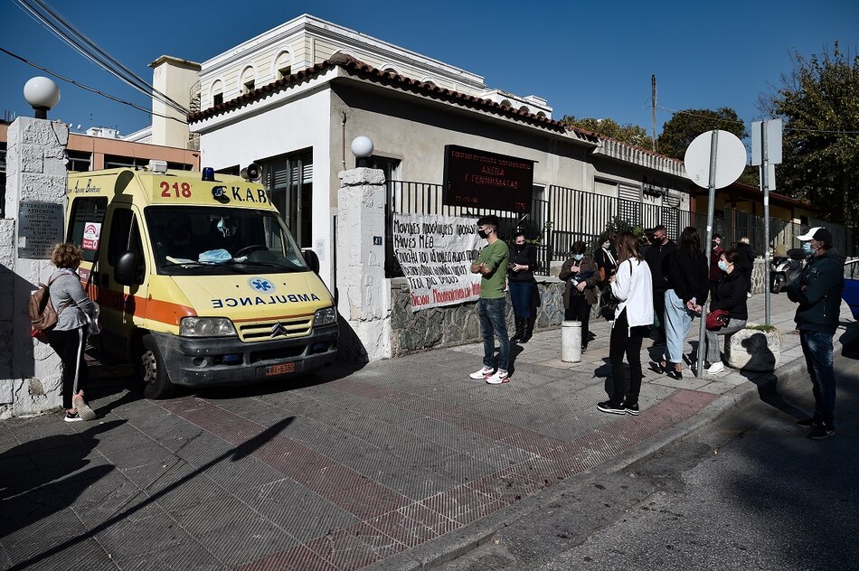 Grecia cierra escuelas y supera los 1,000 muertos por el nuevo coronavirus