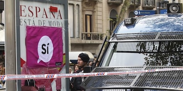 En Cataluña precintan mil 300 centros de votación para el referéndum