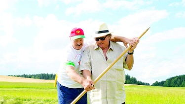 Gérard Depardieu aprende a segar heno a mano