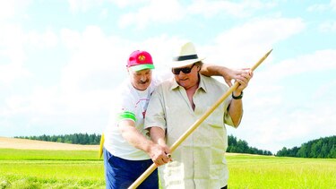 Gérard Depardieu aprende a segar heno a mano